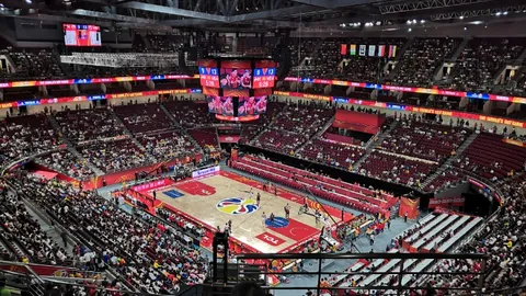 张雨霏携奥运荣耀回母校南体，分享全国两会精神